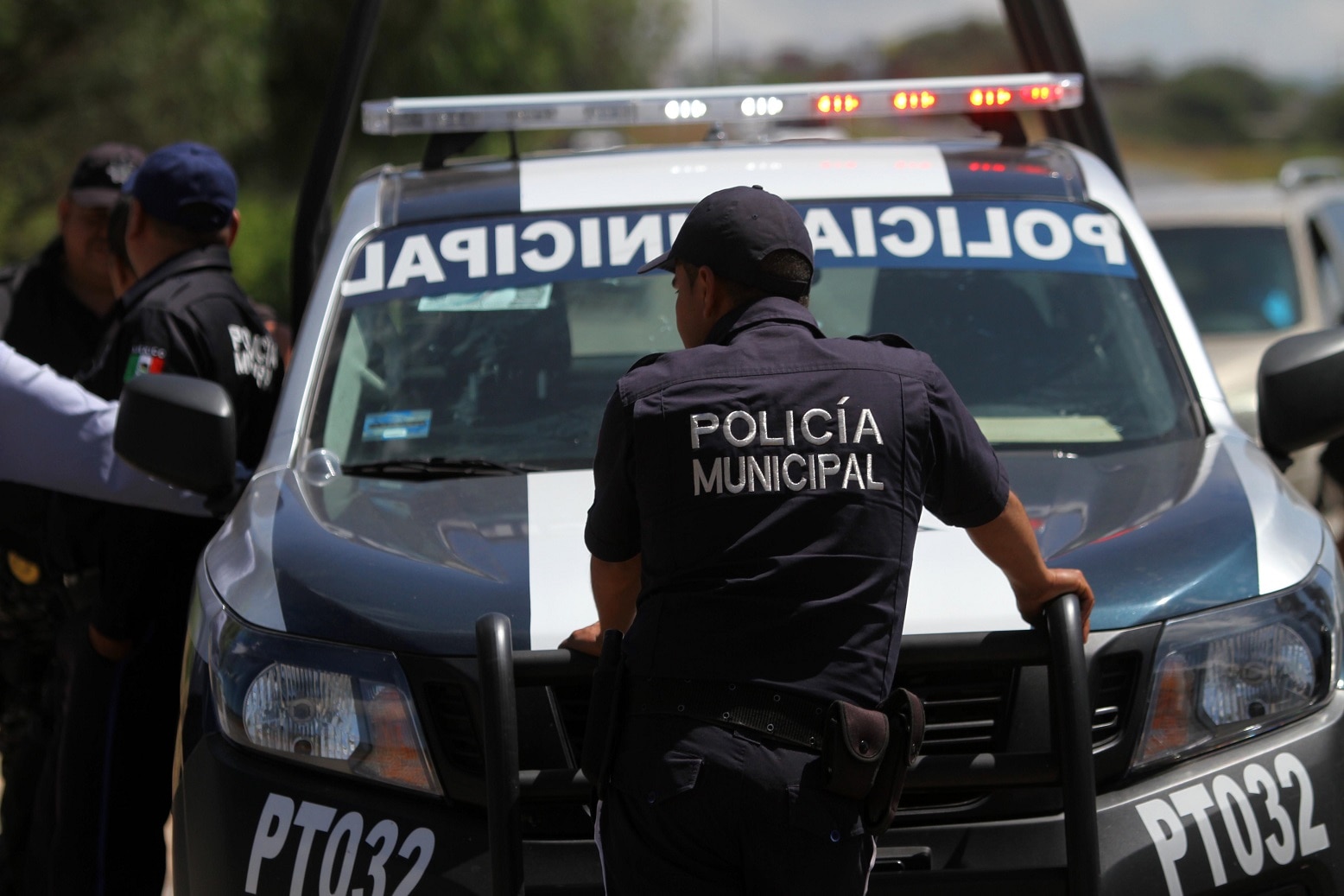 Balean a policía municipal de Querétaro, en la carretera 57