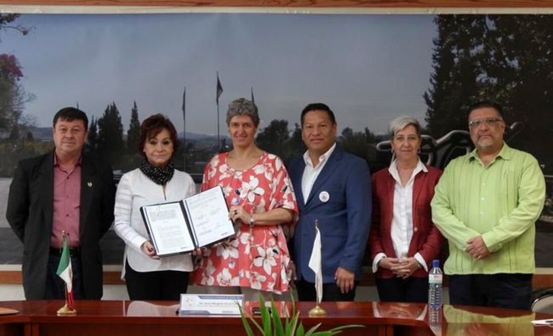 Teresa García Gasca (tercera de izq. a der) reconoció la importancia de trabajar en el conocimiento de trastornos de la conducta alimentaria / Foto: Especial