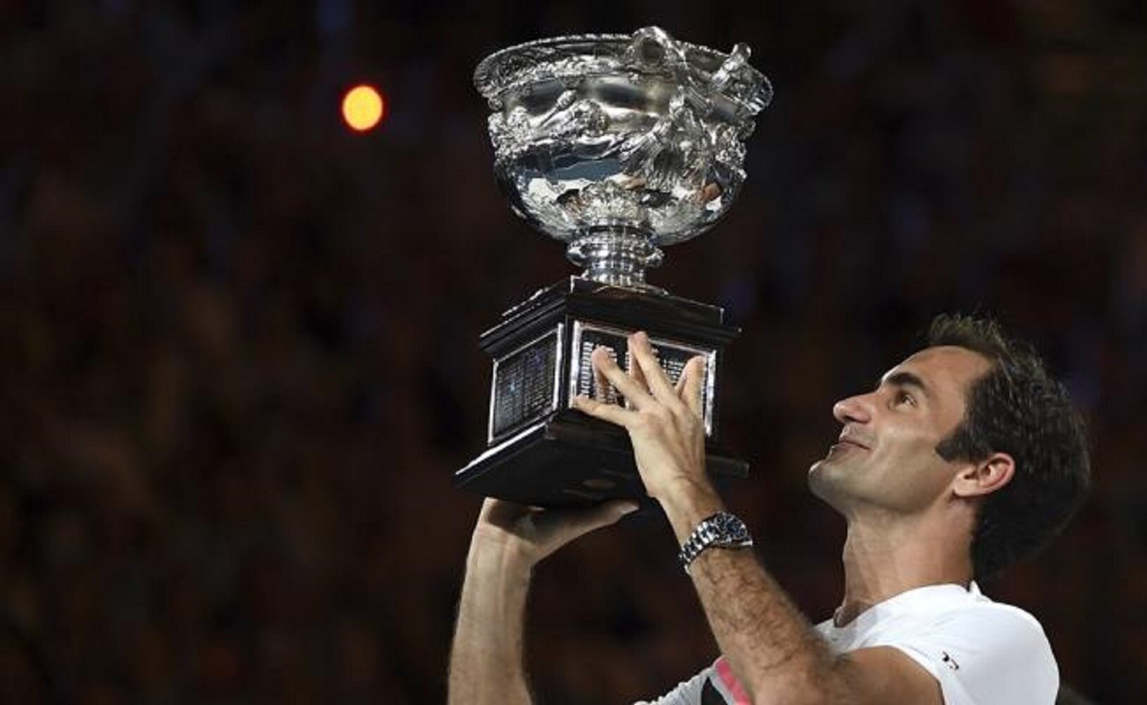 Federer, defensor del título, iguala los seis títulos del serbio Novak Djokovic y del australiano Roy Emerson en Melbourne Park