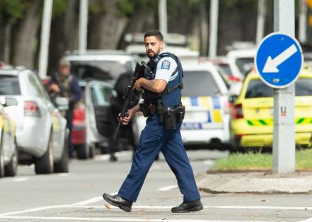 Estiman 49 muertos en ataque a mezquitas de Nueva Zelanda; tirador transmite en vivo