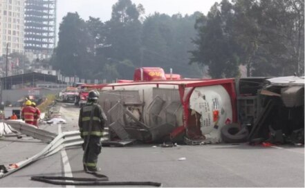 Captan volcadura de tráiler en la autopista México-Toluca; reportan lesionados