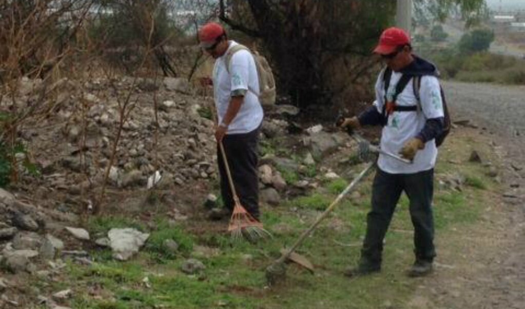 Entrega alcalde equipo de limpia
