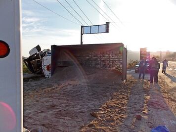 Vuelca camión; produce carambola