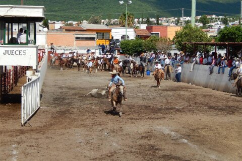 Aplauden edificación de lienzo charro