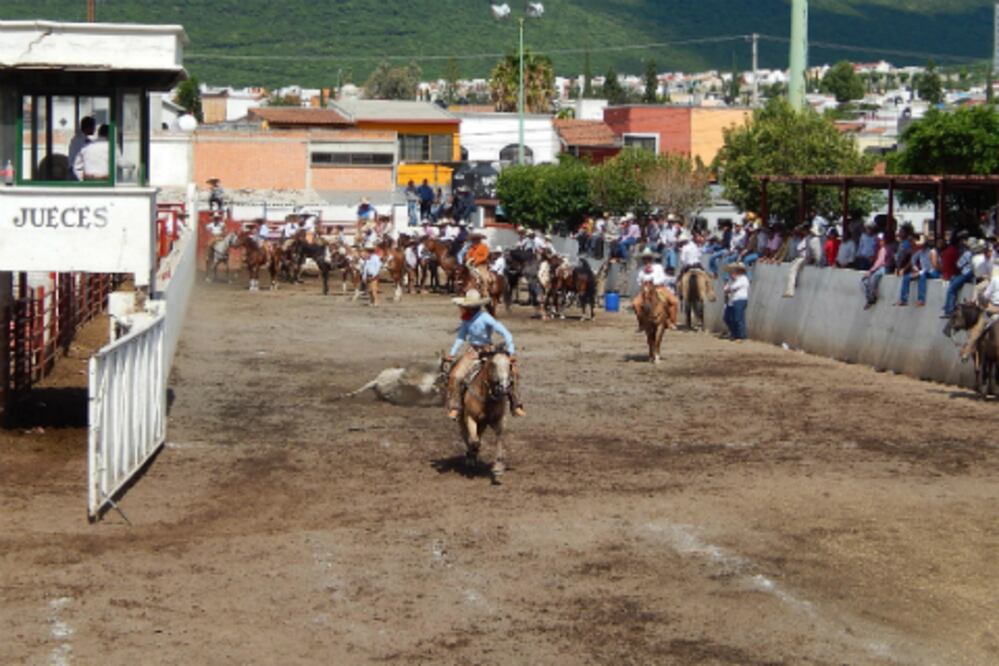 Aplauden edificación de lienzo charro