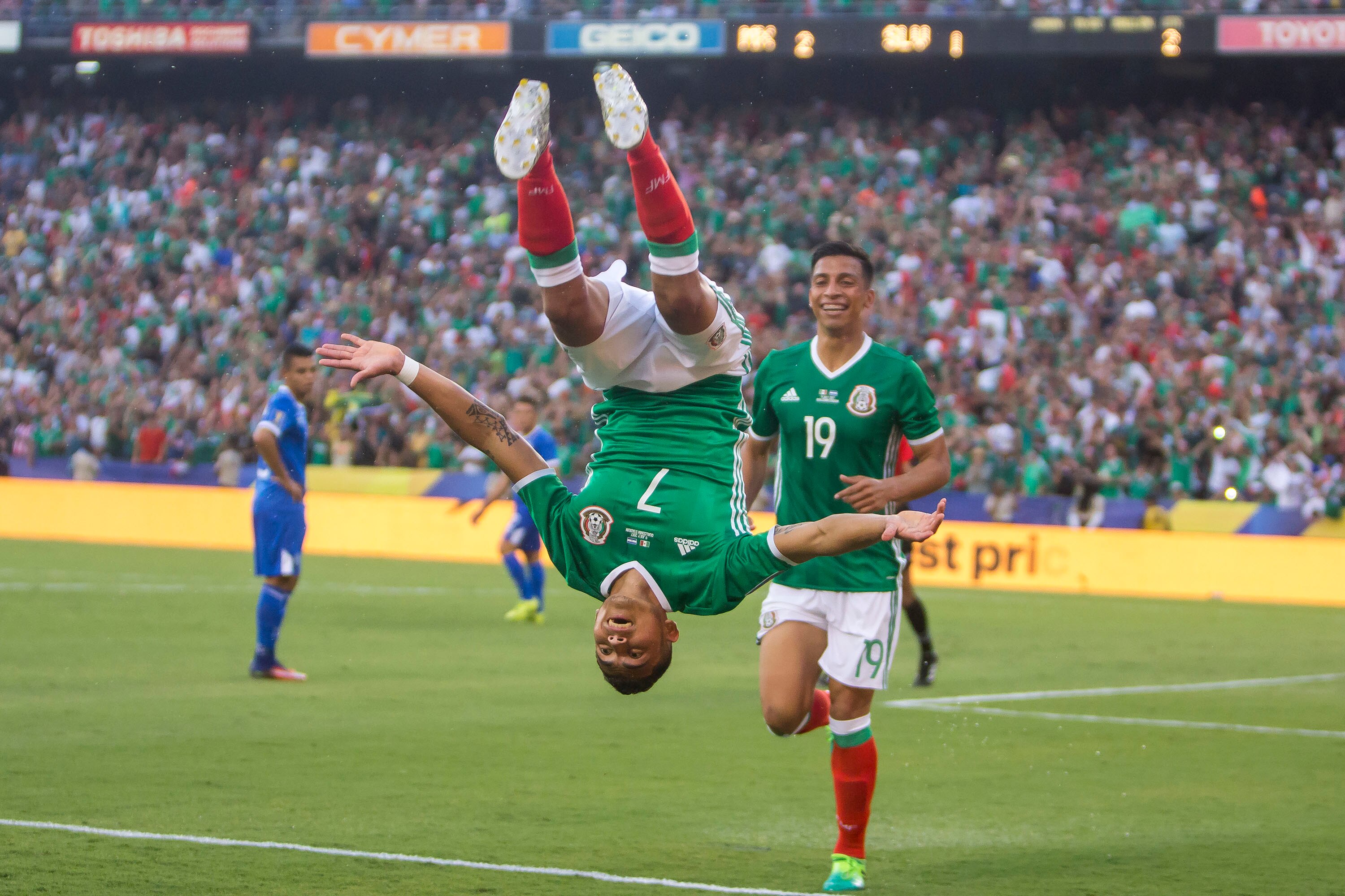 El Tri sale del guión a la hora buena
