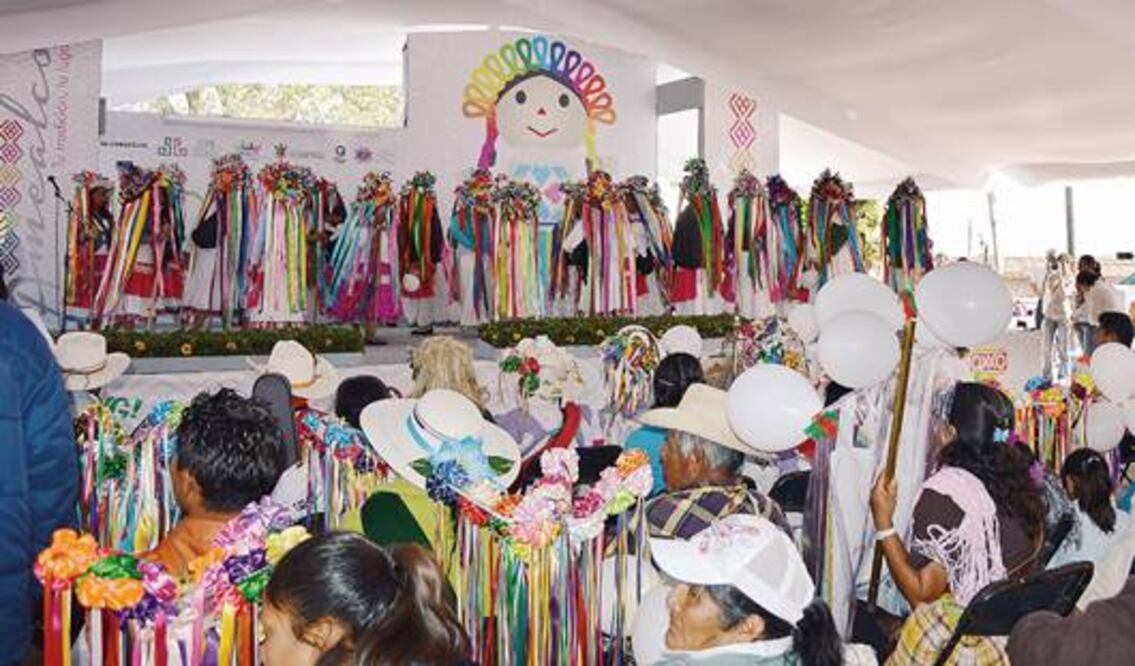 Promueven muñecas artesanales de Amealco