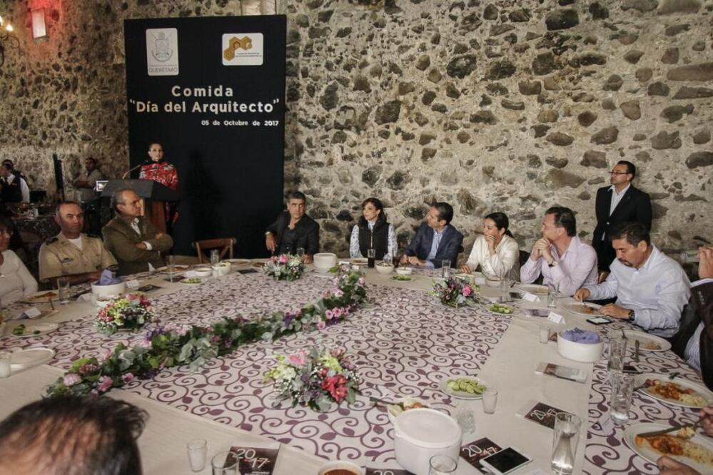 En una gran convivencia, rodeados de la naturaleza y la hermosa construcción de la ex Hacienda San Antonio Calichar, invitados e integrantes del Colegio de Arquitectos del Estado de Querétaro, celebraron su día en compañía del gobernador Francisco Domínguez Servién y Mauricio Kuri González, presidente municipal de Corregidora.