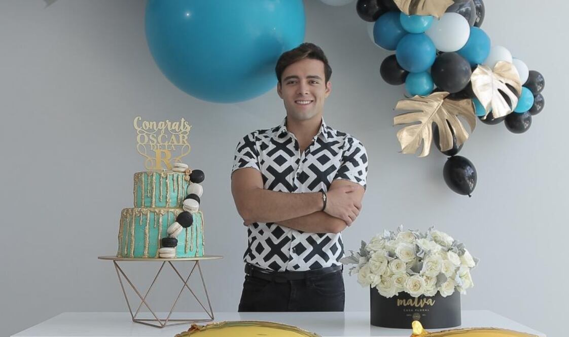 Oscar coordinó la decoración para su fiesta con una cadena de globos de diversos tamaños en colores azul, negro y blanco