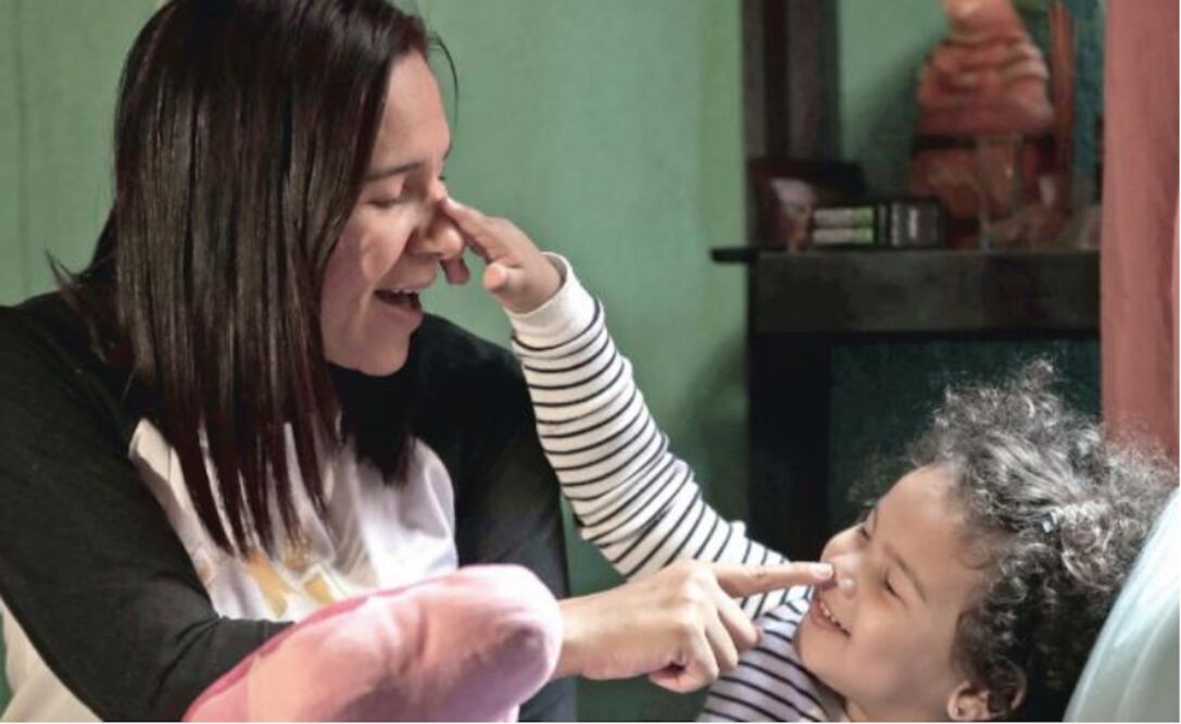 En la colonia Doctores, en el centro de la capital, Yoelys, de 35 años, quien es residente legal y busca la naturalización, juega con Aranza, su hija de tres años. ALEJANDRA LEYVA. EL UNIVERSAL