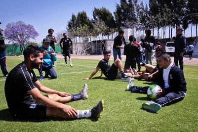 Gallos juega una cascarita con niños 