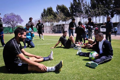 Gallos juega una cascarita con niños