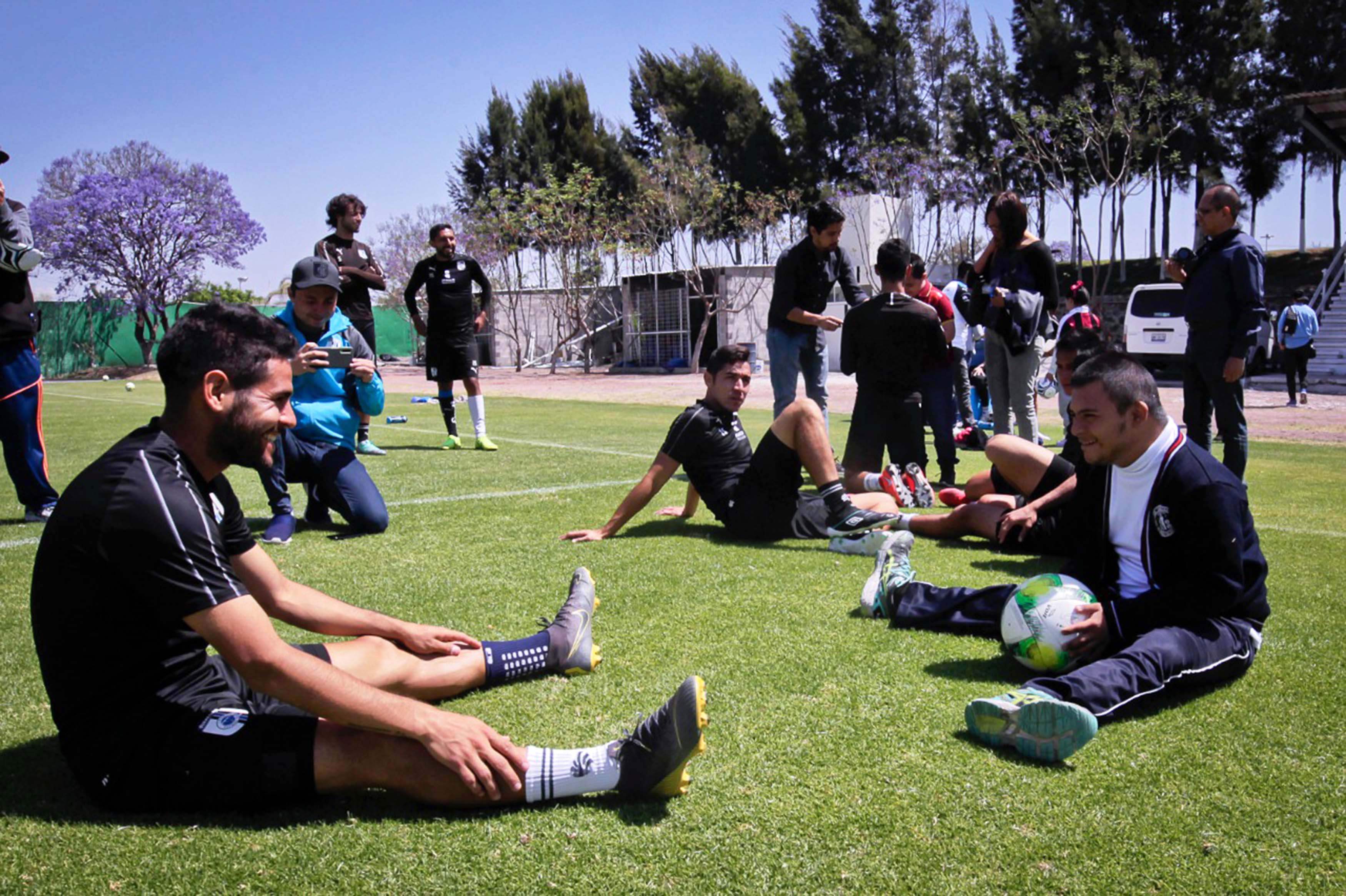 Gallos juega una cascarita con niños