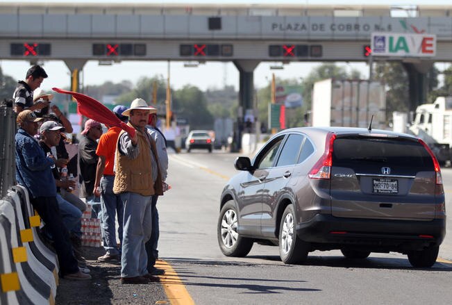 Los usuarios de la autopista México-Querétaro que pasaron por el lugar manifestaban su apoyo a los transportistas inconformes a través de gritos, señales y el sonido de su claxon, tal como sucedió un día antes. (CÉSAR GÓMEZ. EL UNIVERSAL)