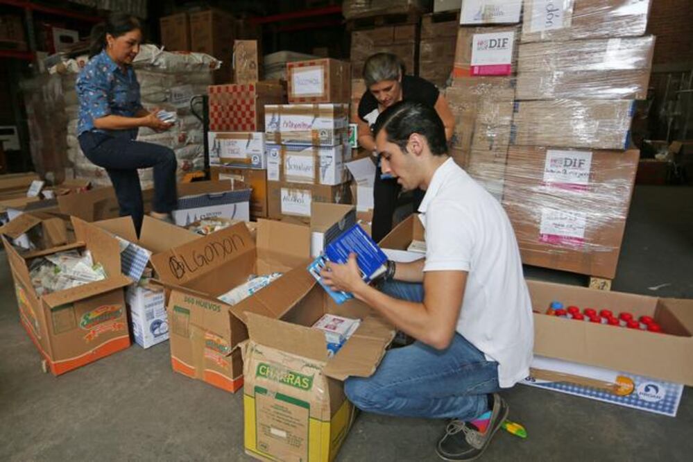 Además de donar los gastos del informe de gobierno, el mandatario comprometió la entrega de 255 mil pesos equivalentes al aguinaldo que recibirá este 2017. Su equipo de trabajo se organiza para entregar despensas. (LUIS SÁNCHEZ. EL UNIVERSAL)