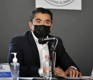 Alcalde de Corregidora pasa recurso al DIF local