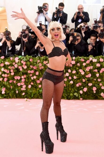 Lady Gaga sorprende en la gala del MET