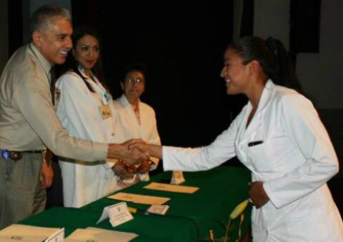 Entregan medalla al mérito médico