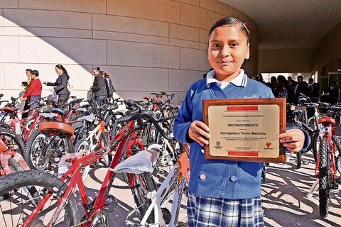 Reconocen a alumnos de alto rendimiento