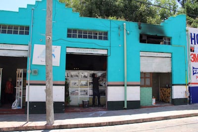 Controlan bomberos incendio en bar