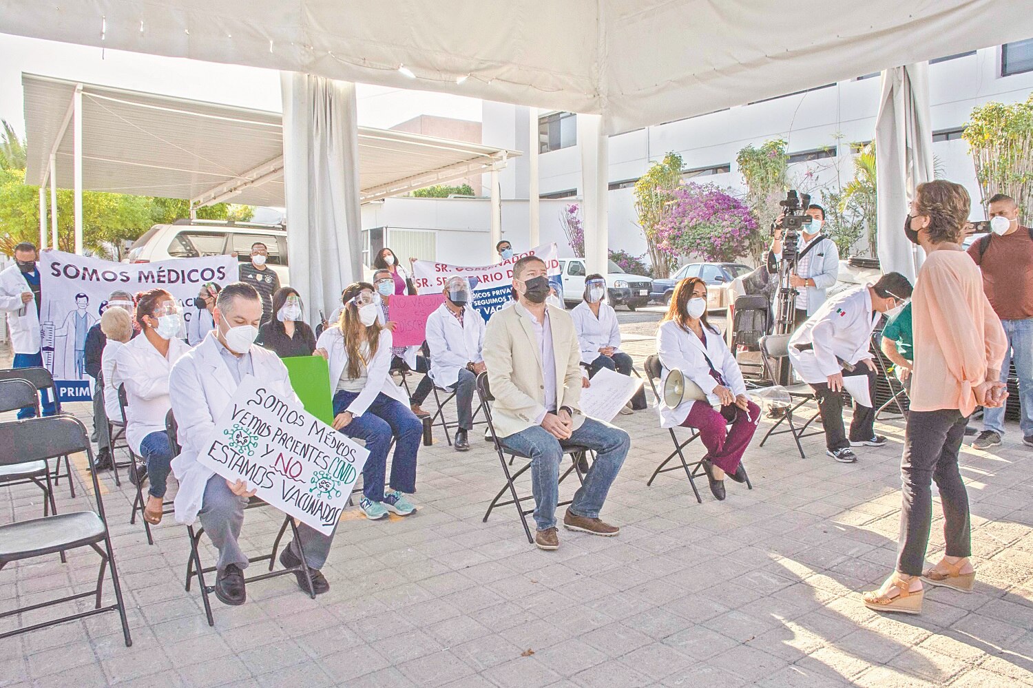 Médicos privados exigen ser vacunados