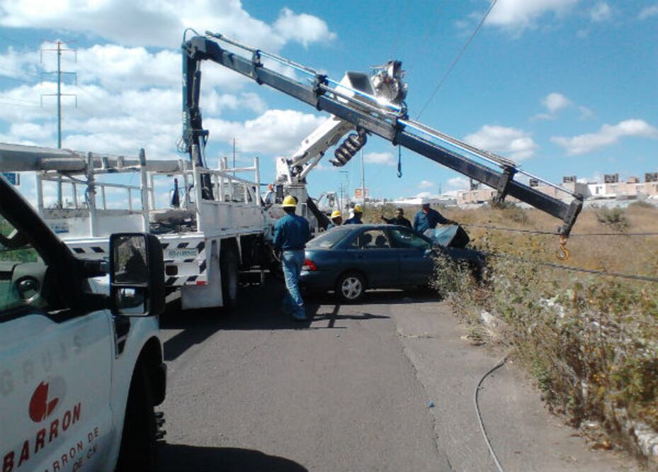 Auto derriba poste de CFE
