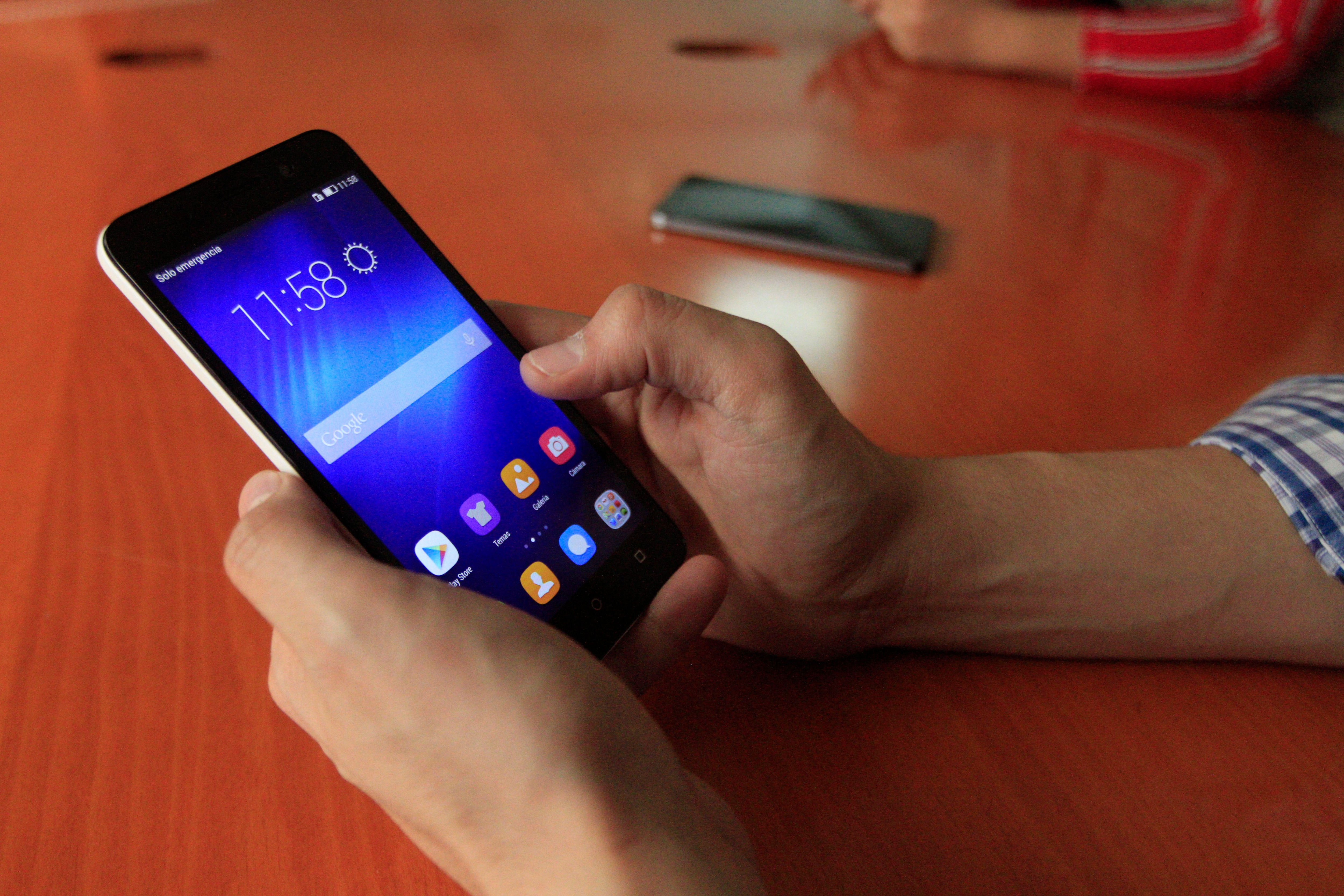 Celular, más sucio que un sanitario: IMSS