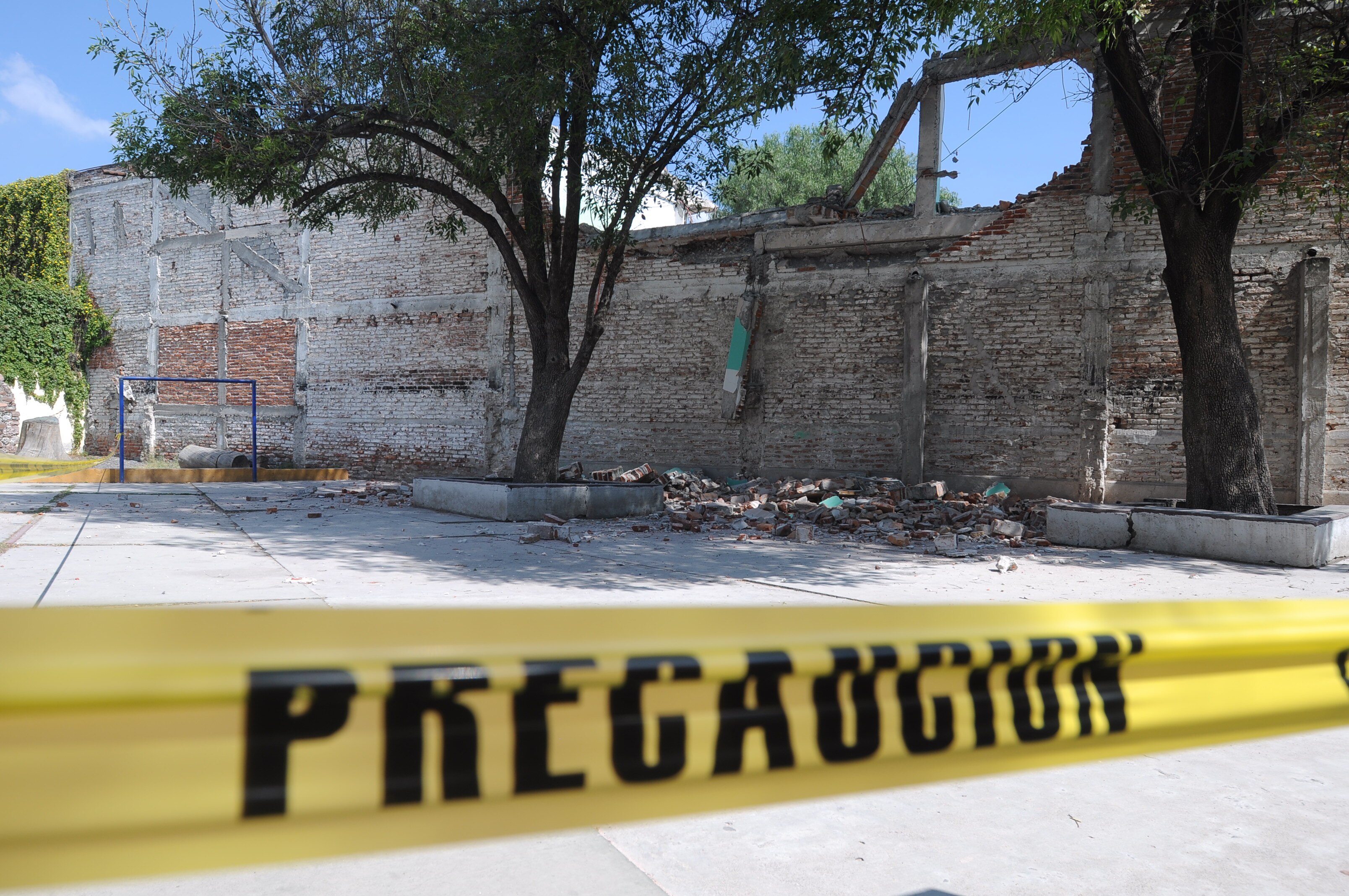Demandan revisión de escuela ante derrumbe