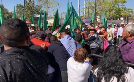 La pintura de Bellas Artes denigra a Zapata: UNTA en protesta contra AMLO