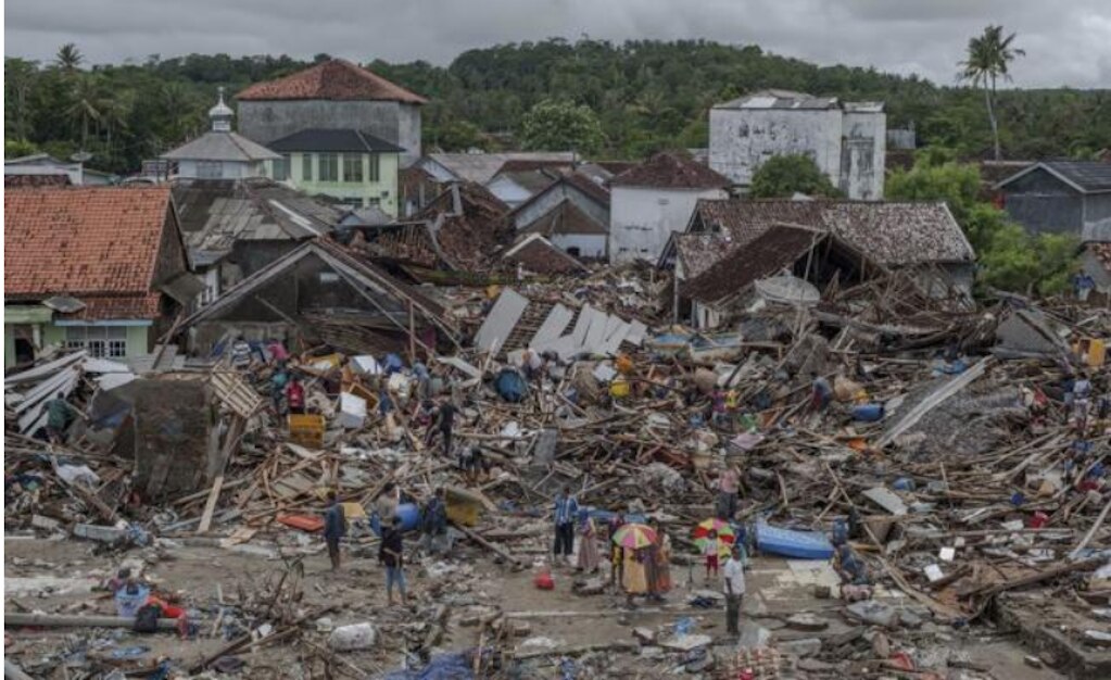 Suman más de 400 muertos por tsunami en Indonesia; hay 7 mil heridos