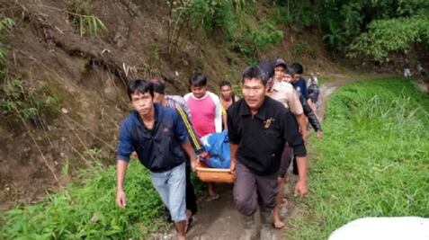 Mueren al menos 27 personas al caer autobús a barranco en Indonesia