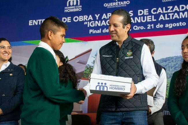 FDS entrega zapatos y vales