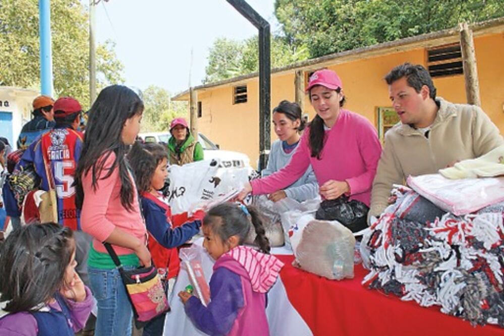 Estudiantes llevan servicios a la sierra