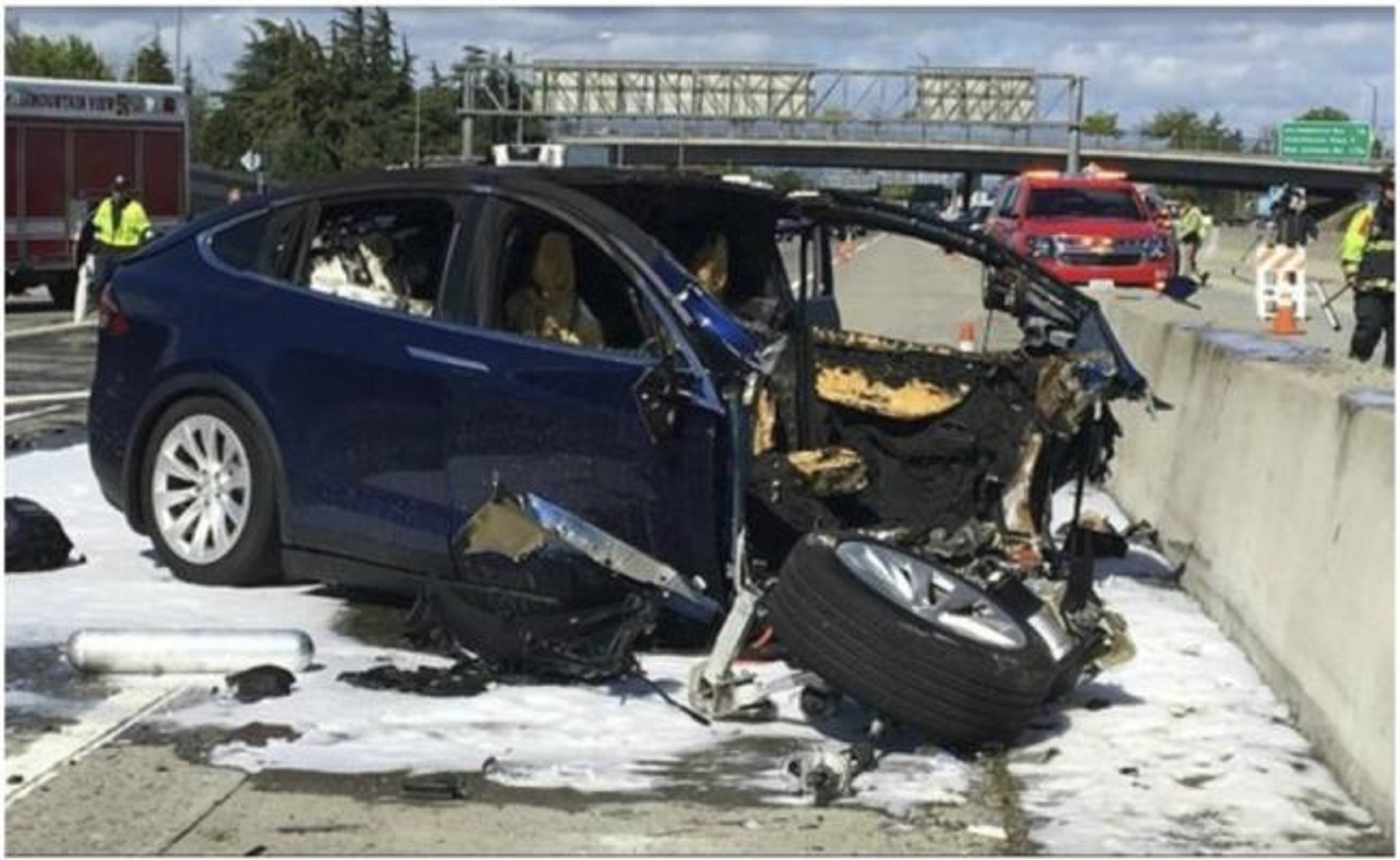 Investigan choque de camioneta Tesla en California
