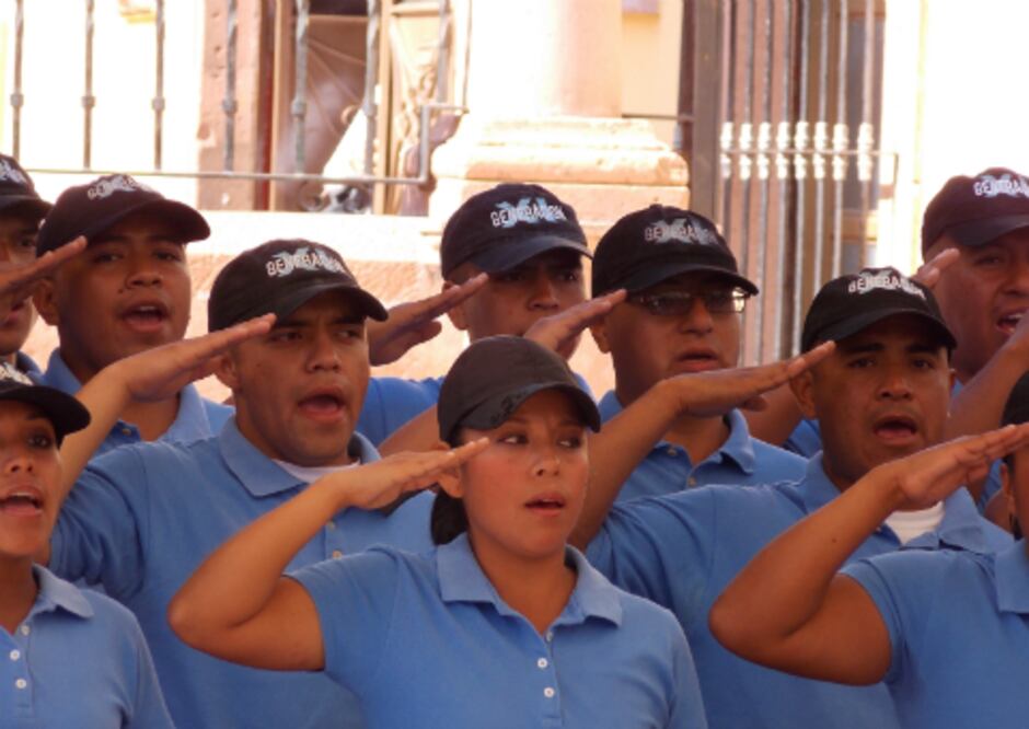 Gradúan a 45 cadetes de policía