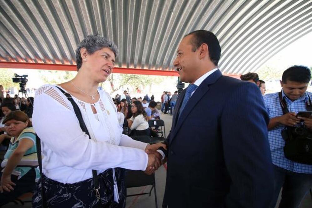 La rectora Teresa García Gasca saluda a Alejandro Ochoa, quien busca la reelección por el Partido Acción Nacional. Foto:Especial