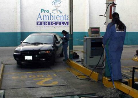 Operan centros de verificación vehicular