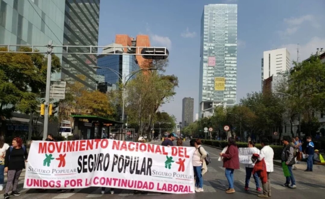 Extrabajadores del Seguro Popular bloquean Reforma
