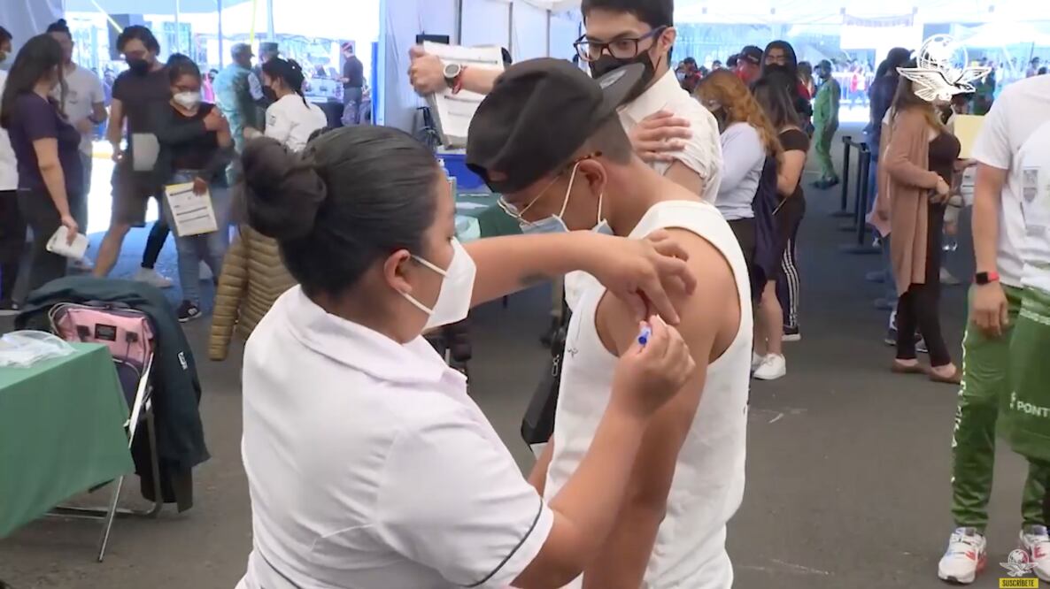 Jóvenes agotan vacuna Sputnik V en la CDMX; gobierno cambia a AstraZeneca