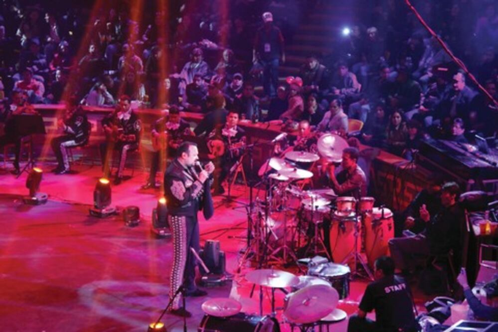 Cantan y bailan con Pepe Aguilar