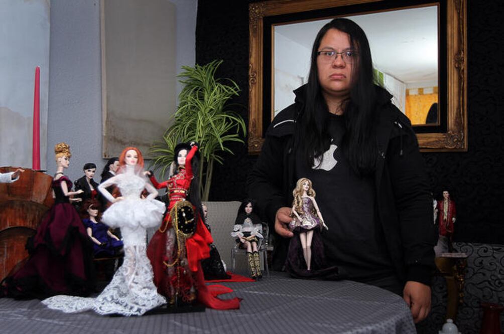 La casa de Dulce luce llena de muñecas: están sobre la mesa del comedor, una vitrina, en repisas junto a la pared. Los atuendos son atractivos y vistosos. (Fotos: LUIS SÁNCHEZ)