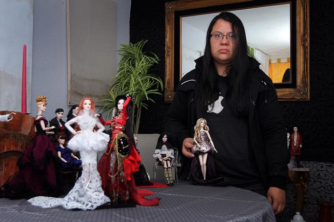 La casa de Dulce luce llena de muñecas: están sobre la mesa del comedor, una vitrina, en repisas junto a la pared. Los atuendos son atractivos y vistosos. (Fotos: LUIS SÁNCHEZ)