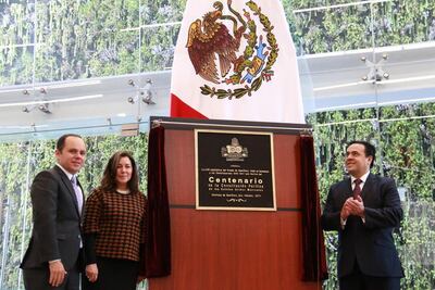 Develan placa por 100 años de la Carta Magna 