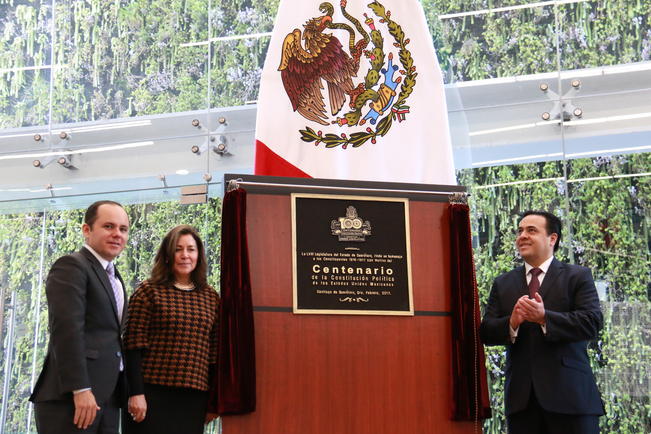 Develan placa por 100 años de la Carta Magna
