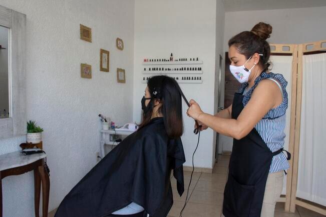 Estilista adapta las tijeras y el contacto social a la “nueva normalidad” 