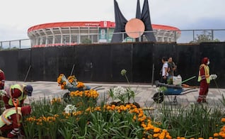 Colocan flores de cempasúchil sobre Calzada de Tlalpan