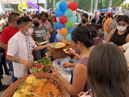 "Los moles" en Santa María Magdalena, la tradición queretana con la que alimentan a todo el pueblo