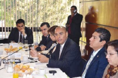 Participa Aguilar Vega en foro