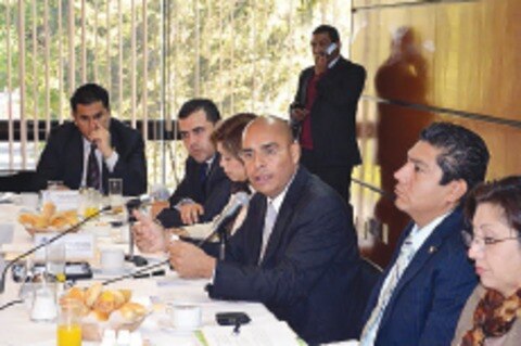 Participa Aguilar Vega en foro