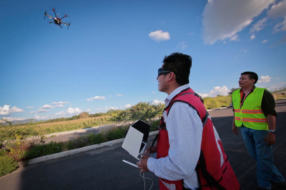 A inicios de año Sergio Sánchez López —experto en el manejo de drones— le presentó a Pemex un proyecto para vigilar los ductos por medio de alta tecnología (VÍCTOR PICHARDO. EL UNIVERSAL)